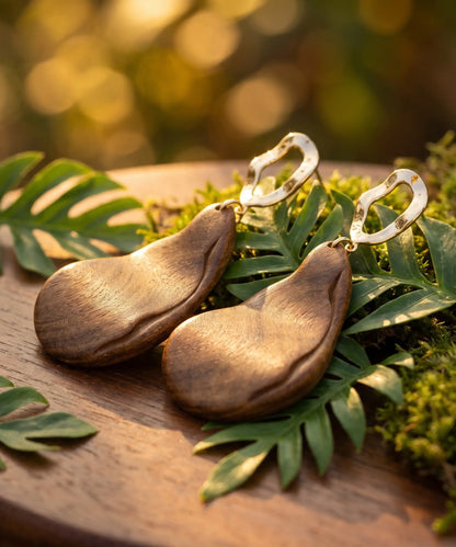 Boucles d'oreilles en bois Corail Goutte caramel - vue artistique détaillée, boucles en bois