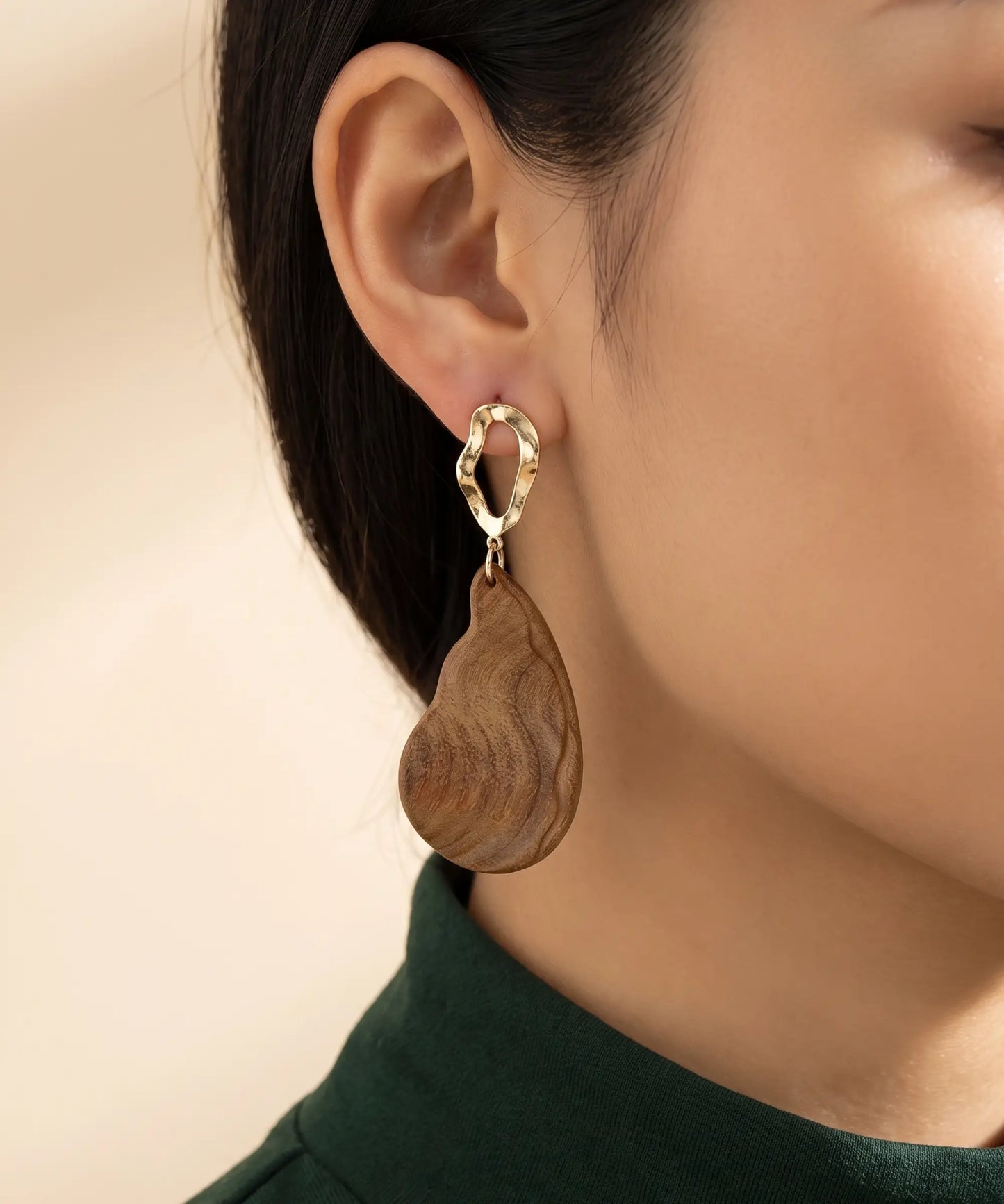 Boucles d'oreilles en bois Corail Goutte caramel portées, gros plan oreille, bijou élégant
