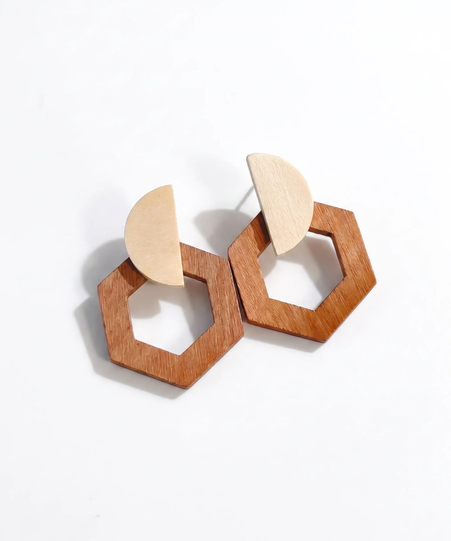 Boucles d'oreilles en bois Corail Hexagone caramel sur fond blanc, bijou artisanal e-commerce