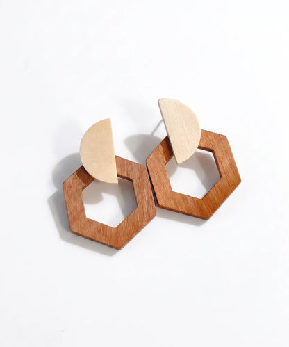 Boucles d'oreilles en bois Corail Hexagone caramel sur fond blanc, bijou artisanal e-commerce