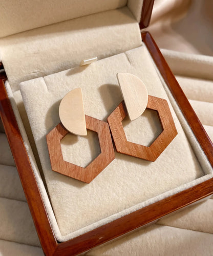 Boucles d'oreilles en bois Corail Hexagone caramel dans un écrin à bijoux, coffret cadeau élégant