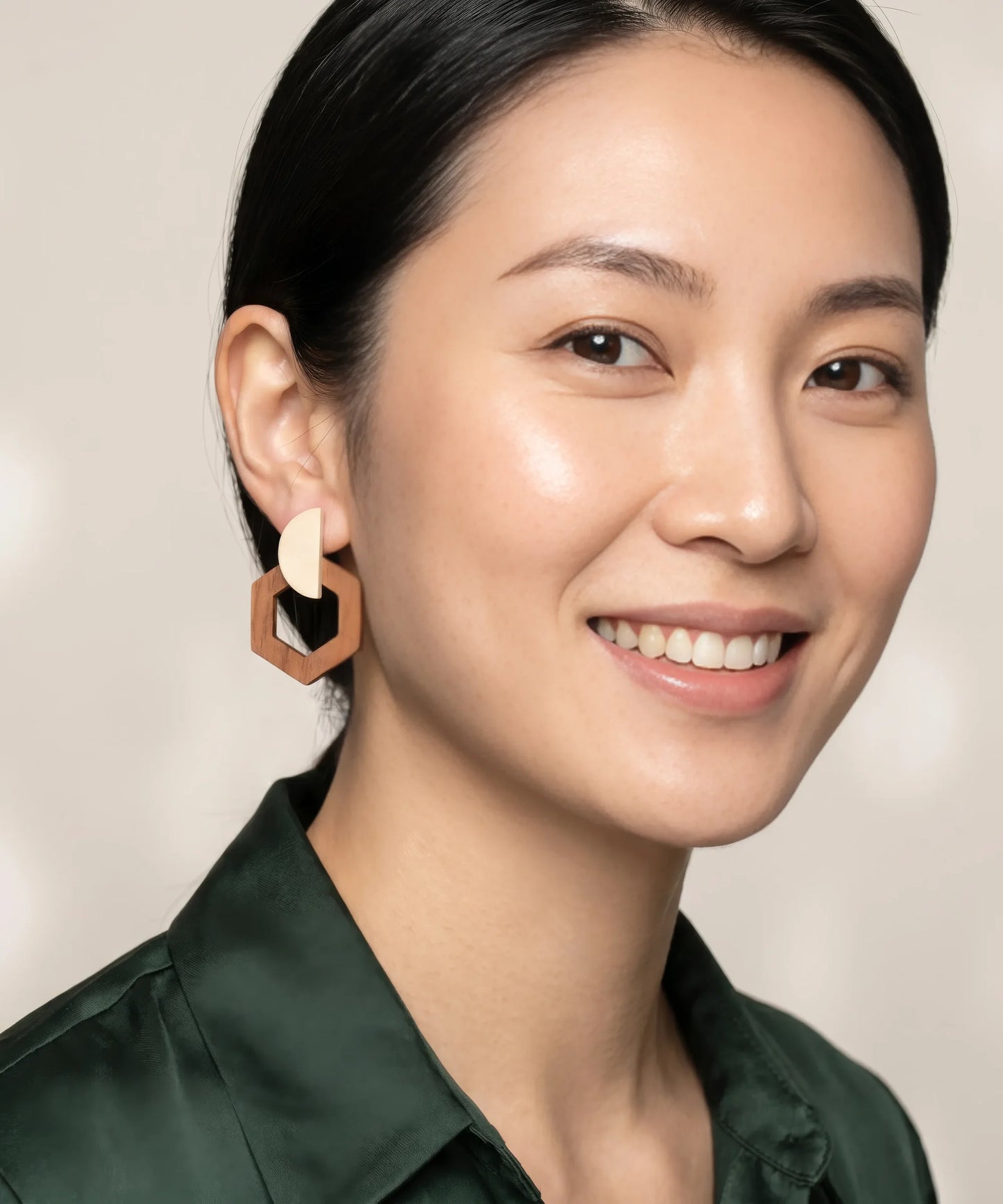 Boucles d'oreilles en bois Corail Hexagone caramel portées par une femme, portrait style Pandora
