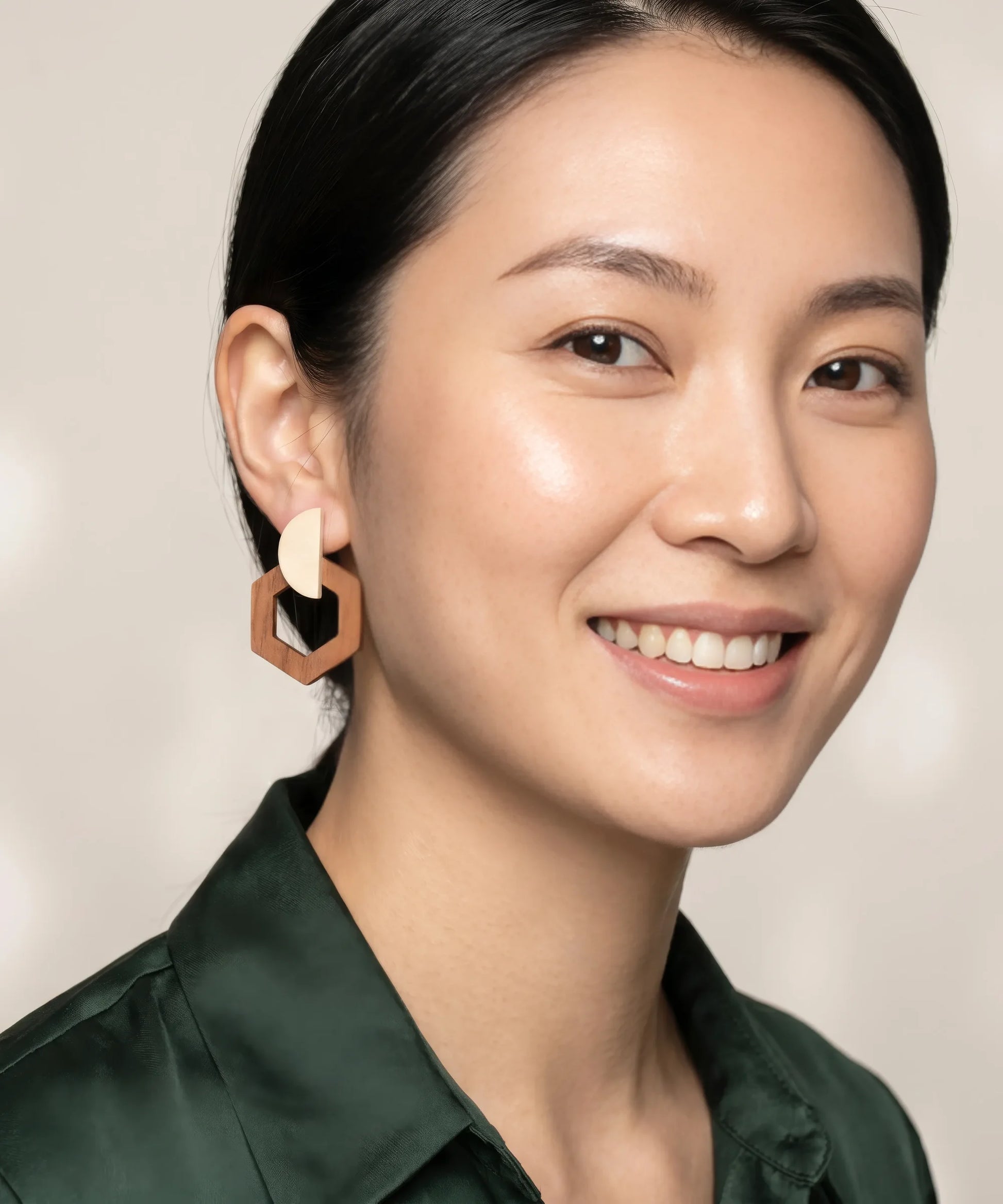 Boucles d'oreilles en bois Corail Hexagone caramel portées par une femme, portrait style Pandora