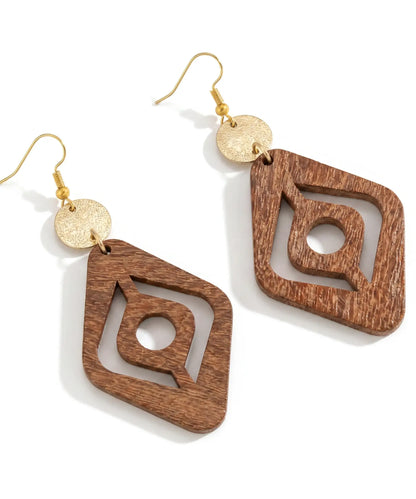 Boucles d'oreilles en bois Corail Losange évidé caramel sur fond blanc, bijou artisanal e-commerce