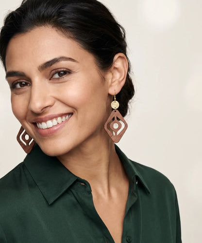 Boucles d'oreilles en bois Corail Losange évidé caramel portées par une femme, portrait style Pandora