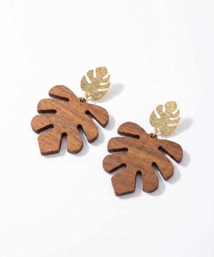 Boucles d'oreilles en bois Corail Monstera caramel sur fond blanc, bijou artisanal e-commerce