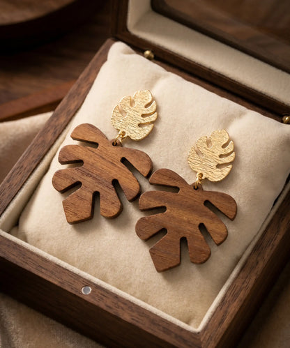Boucles d'oreilles en bois Corail Monstera caramel dans un écrin à bijoux, coffret cadeau élégant