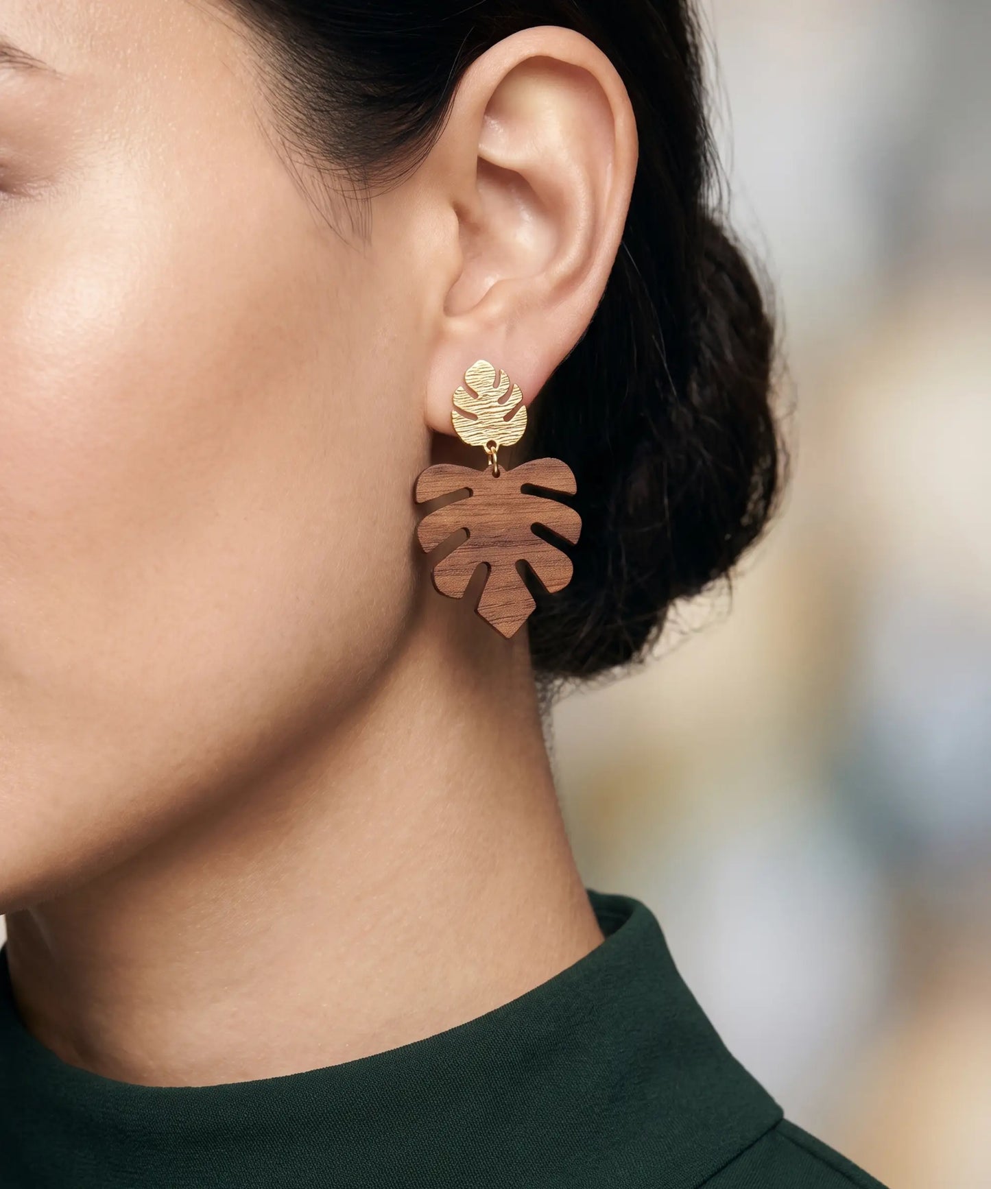 Boucles d'oreilles en bois Corail Monstera caramel portées, gros plan oreille, bijou élégant