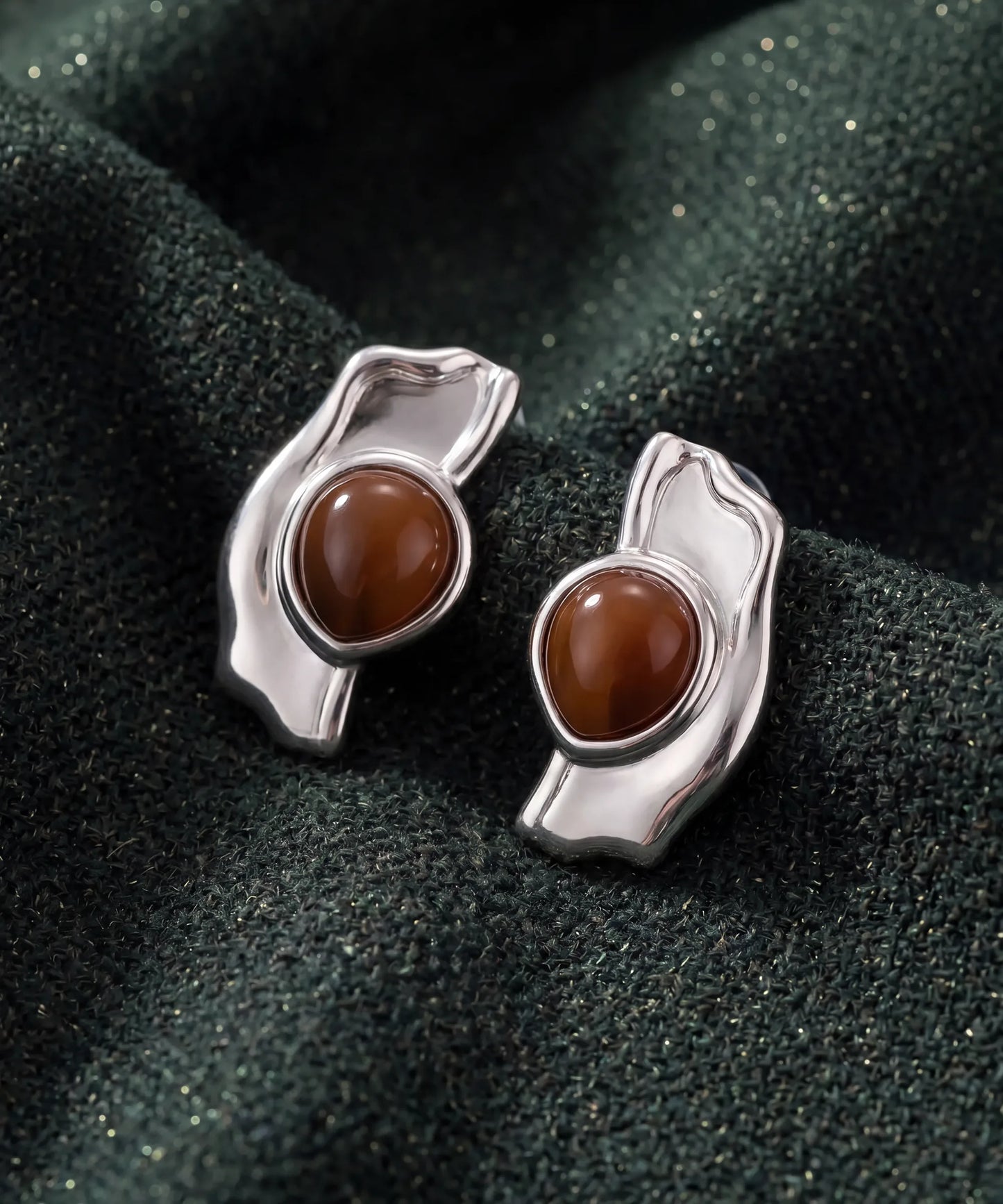 Boucles d'oreilles en bois Ondine Argent posees sur tissu vert, vue detaillee du bijou