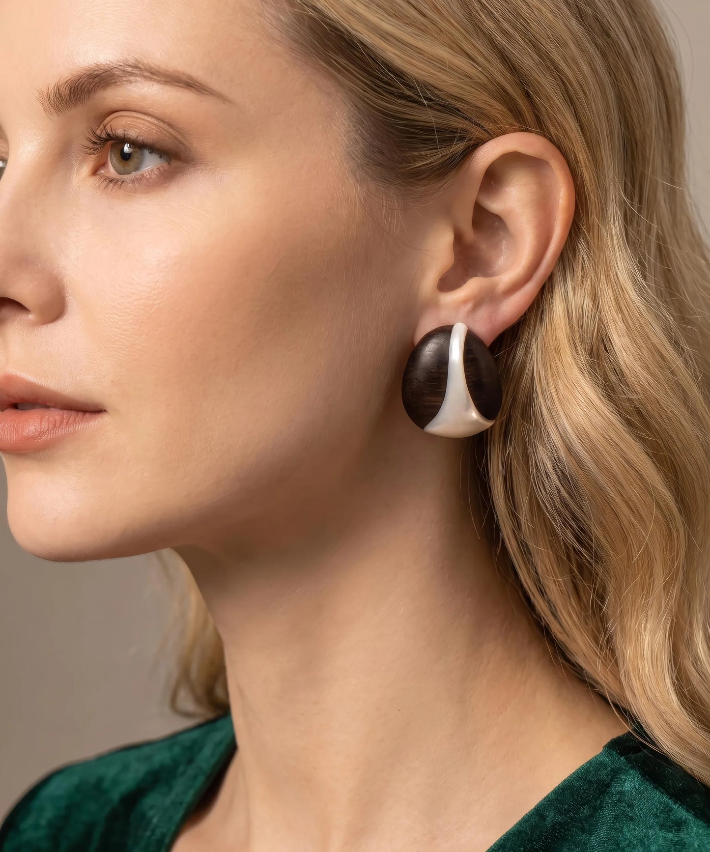 Boucles d'oreilles en bois Ondine Disque bicolore santal portees, gros plan sur l'oreille
