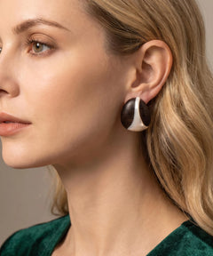 Boucles d'oreilles en bois Ondine Disque bicolore santal portees, gros plan sur l'oreille