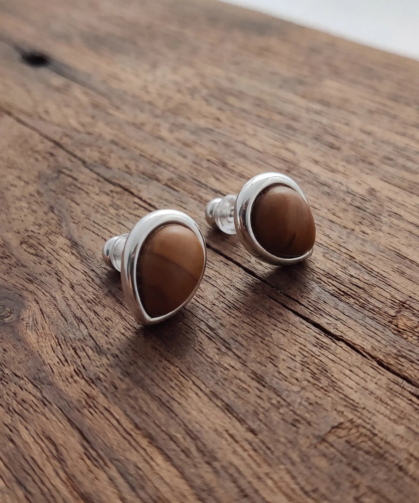 Boucles d'oreilles en bois Ondine puces goutte argent posees sur bois brut, bijou artisanal