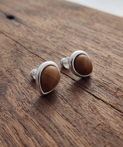 Boucles d'oreilles en bois Ondine puces goutte argent posees sur bois brut, bijou artisanal