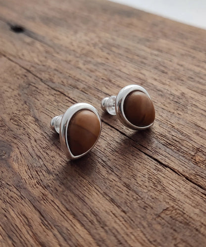 Boucles d'oreilles en bois Ondine puces goutte argent posees sur bois brut, bijou artisanal