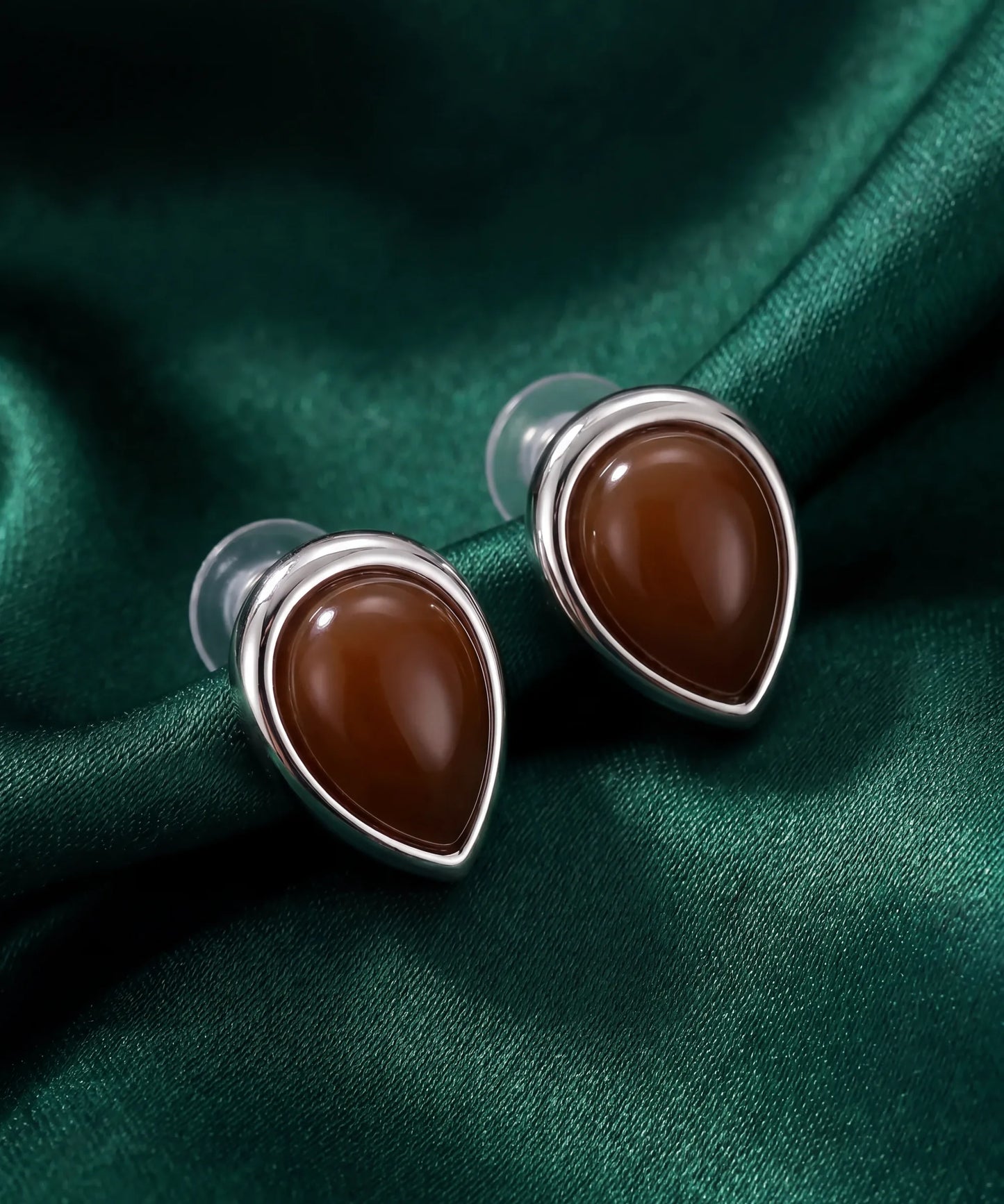 Boucles d'oreilles en bois Ondine puces goutte argent, vue artistique sur satin vert, bijou en bois et argent