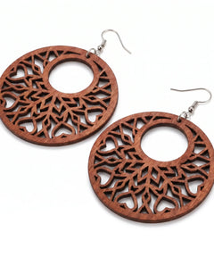 Boucles d'oreilles en bois Pétale Cercle floral sculpté sur fond blanc, bijou artisanal e-commerce