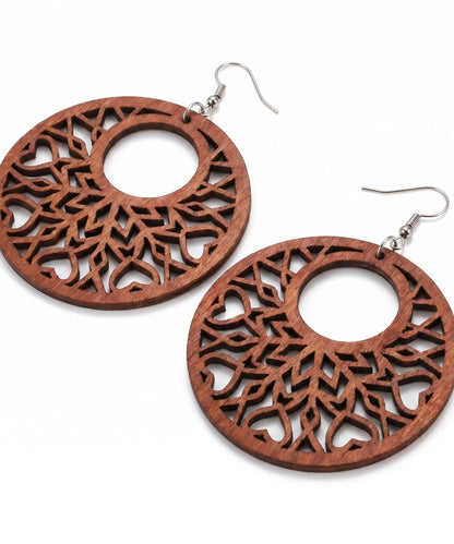 Boucles d'oreilles en bois Pétale Cercle floral sculpté sur fond blanc, bijou artisanal e-commerce