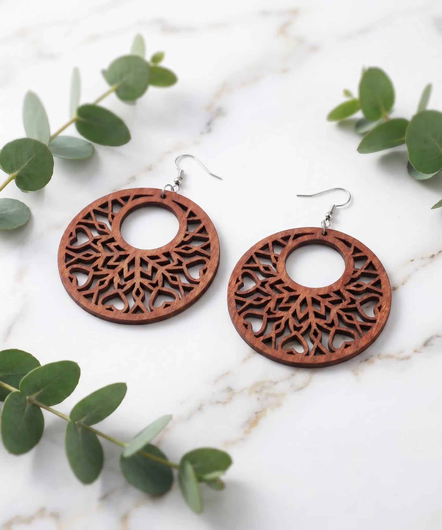 Boucles d'oreilles en bois Pétale Cercle floral sculpté sur marbre et eucalyptus, vue artistique élégante