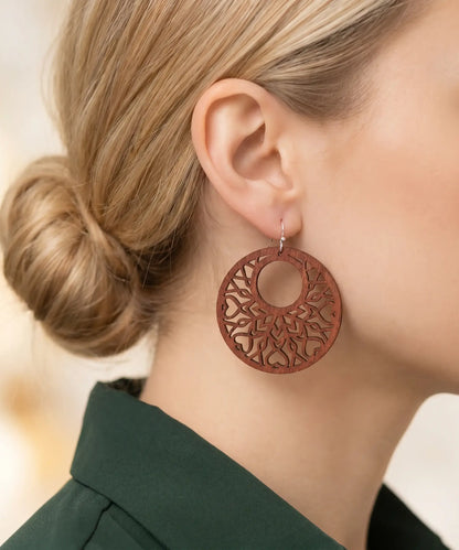 Boucles d'oreilles en bois Pétale Cercle floral sculpté portées, gros plan oreille, bijou élégant