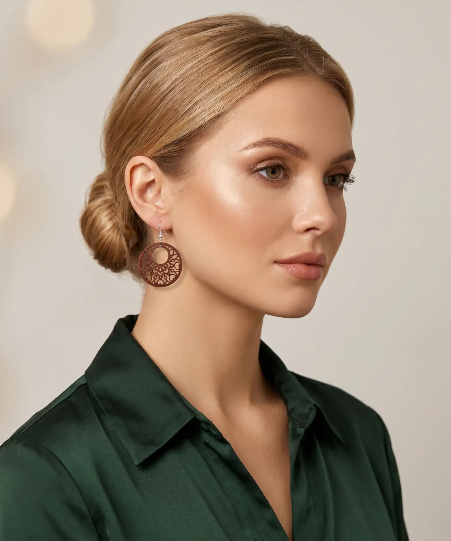 Boucles d'oreilles en bois Pétale Cercle floral sculpté portées par une femme blonde, portrait style Pandora
