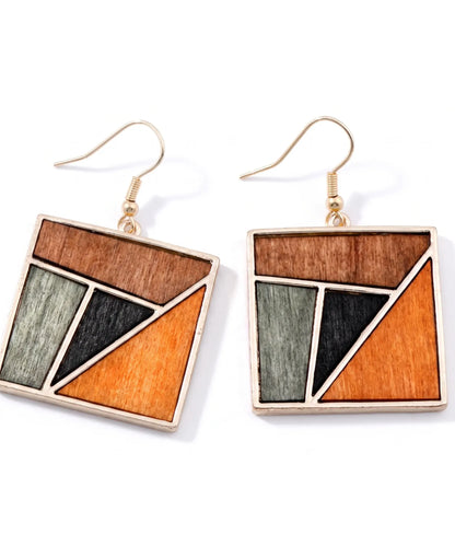 Boucles d'oreilles en bois Sylva Géométrique carré sur fond blanc, bijou artisanal e-commerce