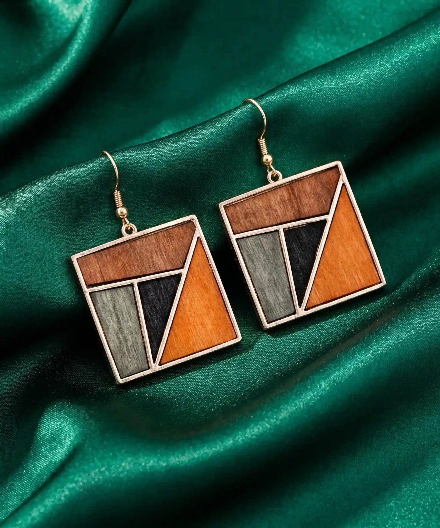 Boucles d'oreilles en bois Sylva Géométrique carré sur satin vert émeraude, vue artistique élégante