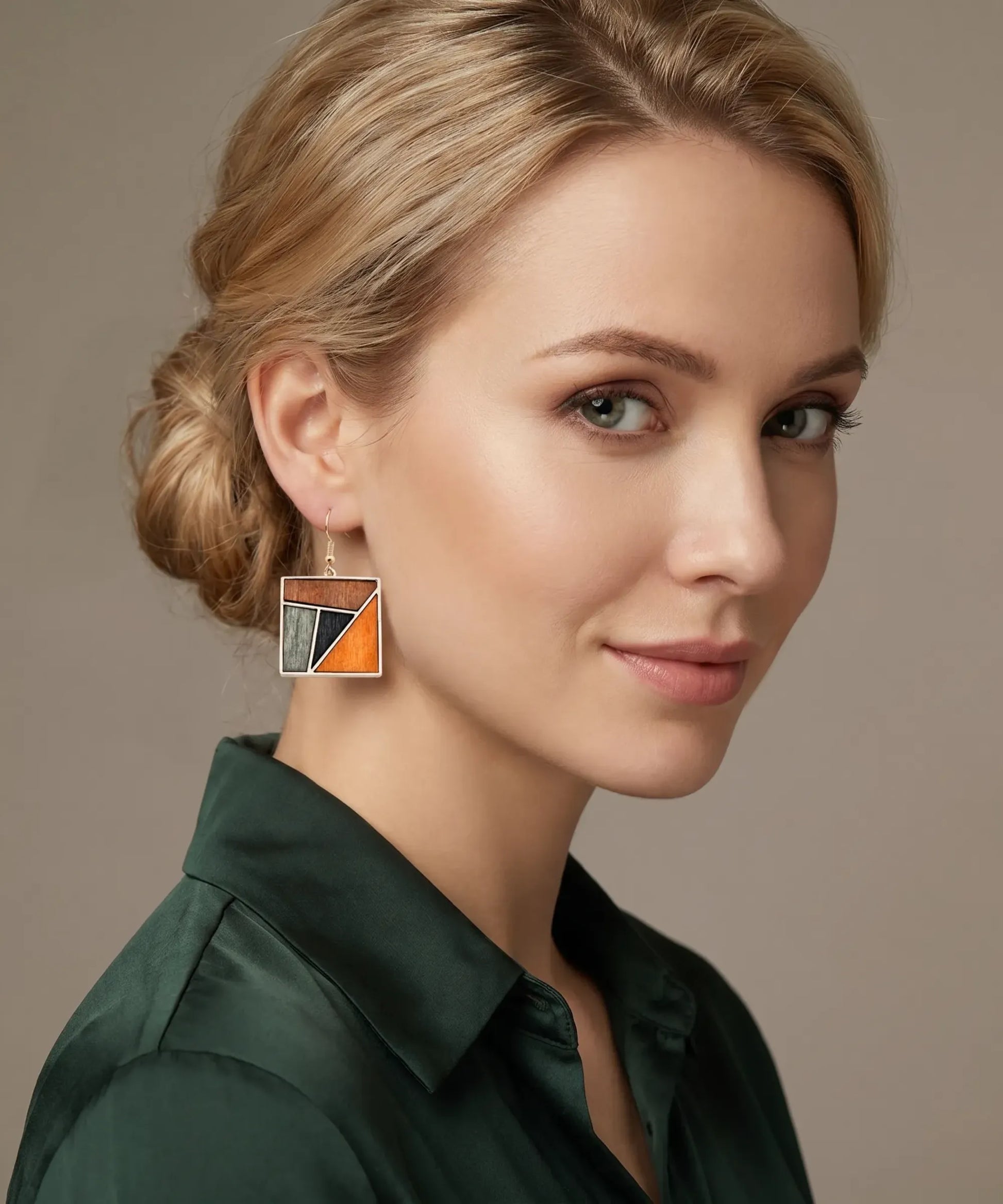 Boucles d'oreilles en bois Sylva Géométrique carré portées par une femme blonde, portrait style Pandora