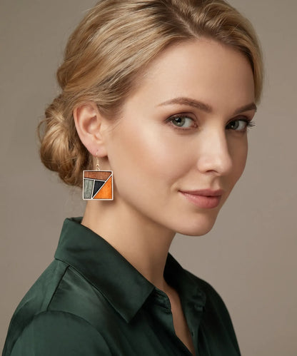 Boucles d'oreilles en bois Sylva Géométrique carré portées par une femme blonde, portrait style Pandora