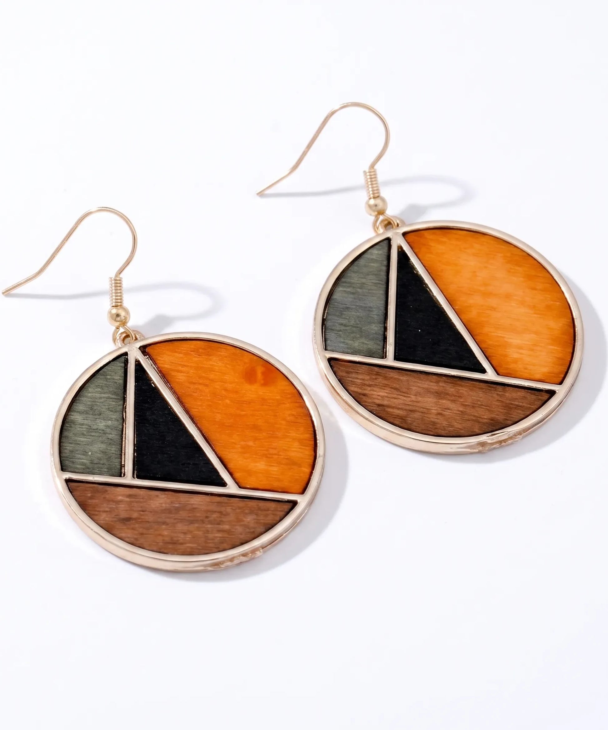Boucles d'oreilles en bois Sylva Géométrique disque sur fond blanc, bijou artisanal e-commerce