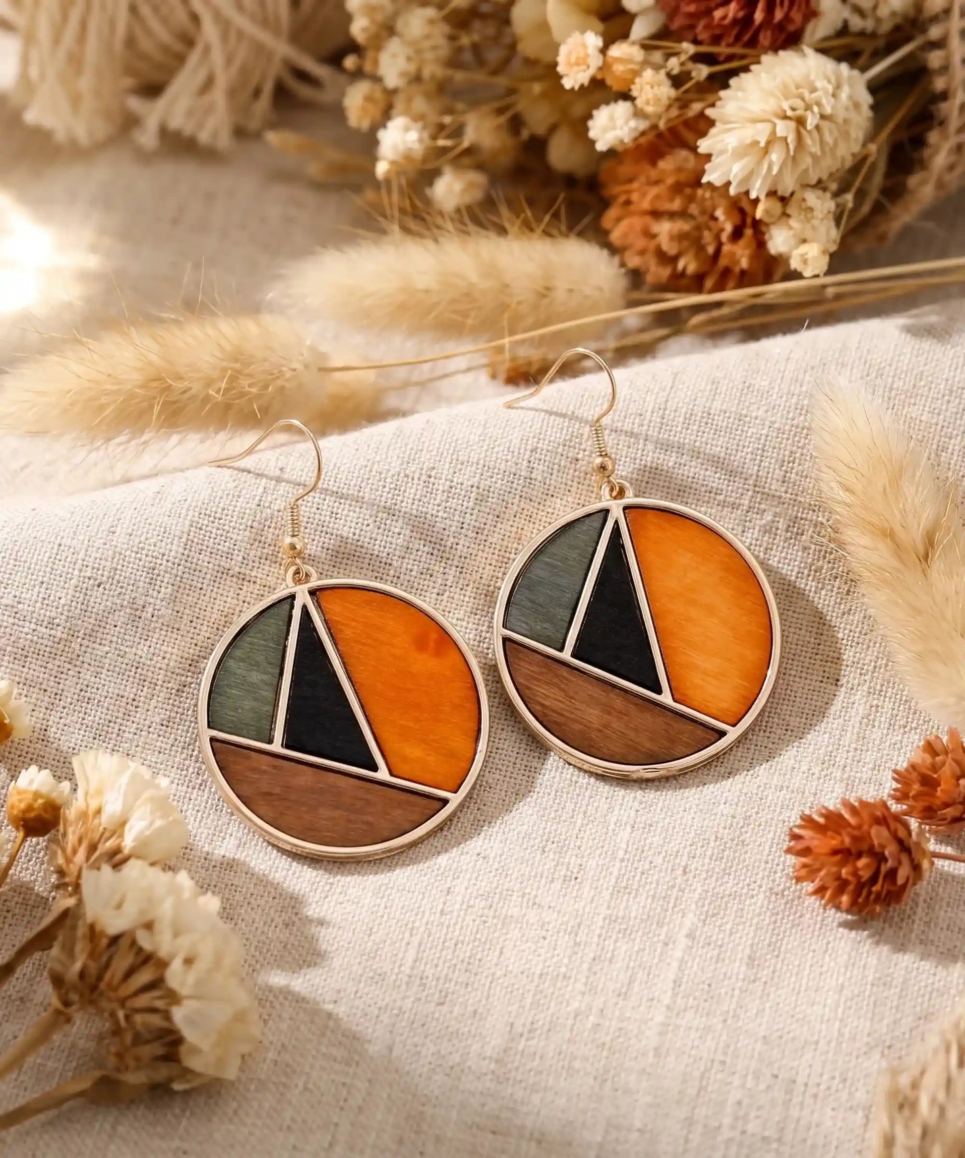 Boucles d'oreilles en bois Sylva Géométrique disque sur lin beige et pampas, style bohème élégant
