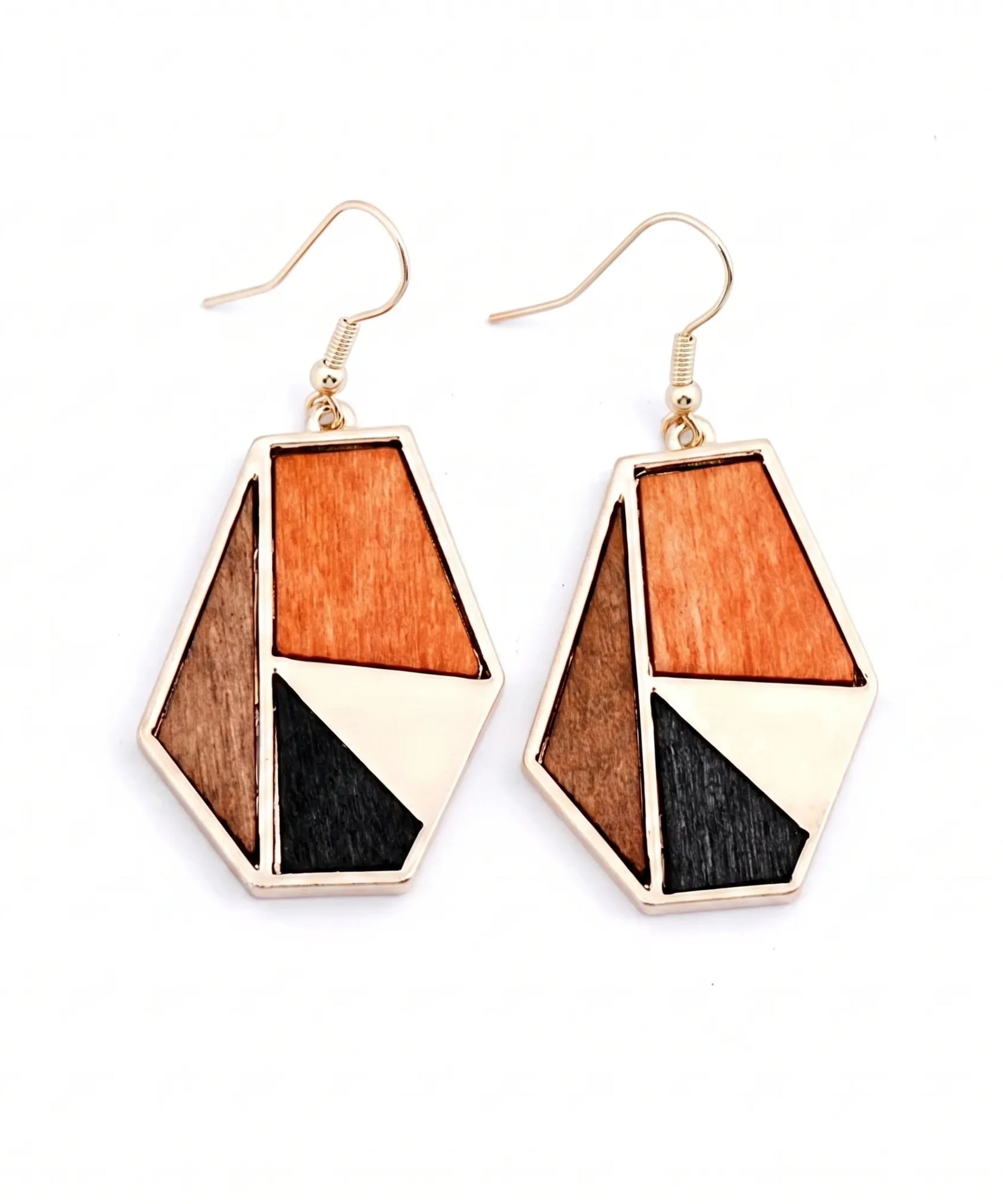 Boucles d'oreilles en bois Sylva Géométrique feuille sur fond blanc, bijou artisanal e-commerce