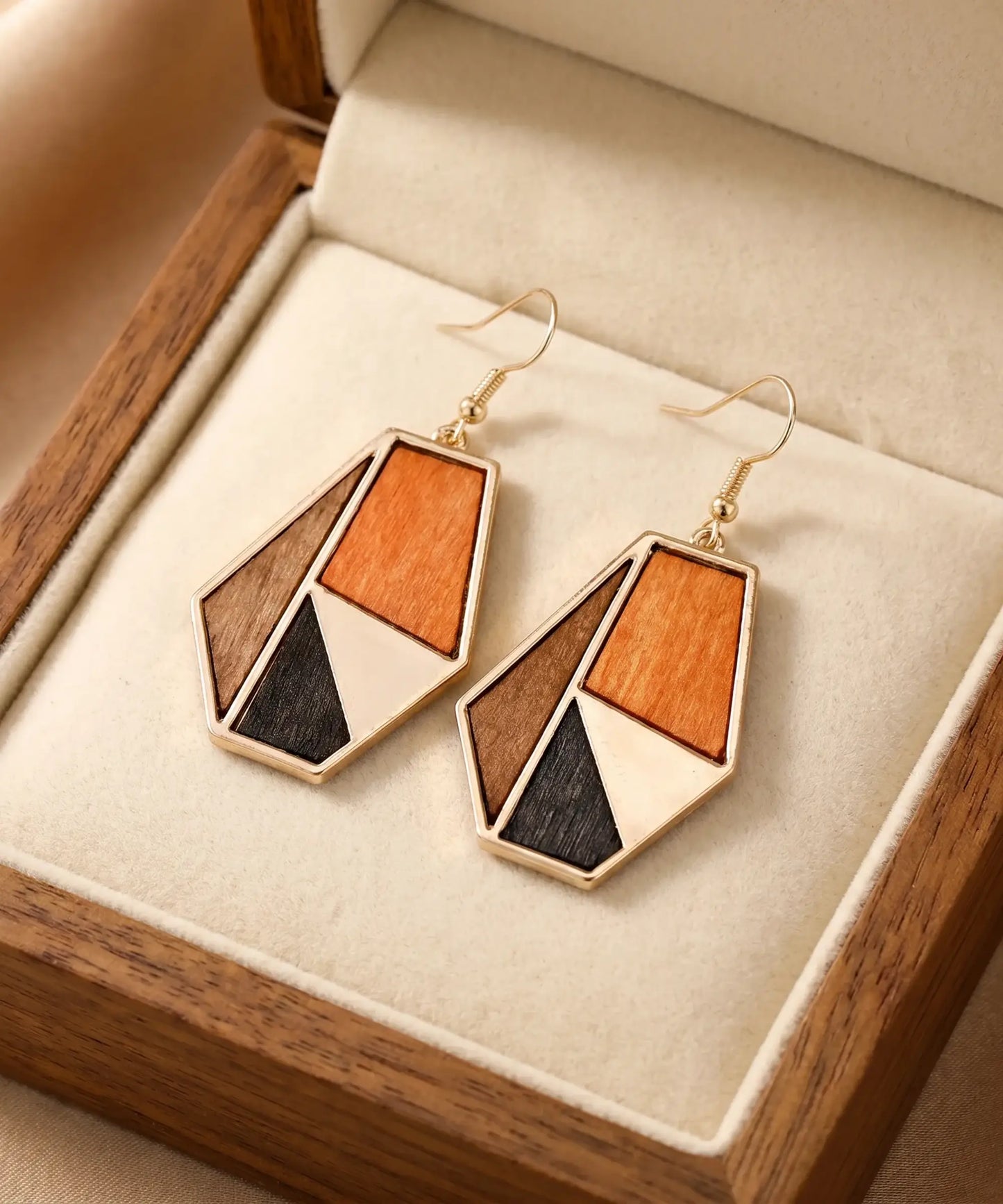 Boucles d'oreilles en bois Sylva Géométrique feuille dans un écrin velours crème, coffret cadeau élégant