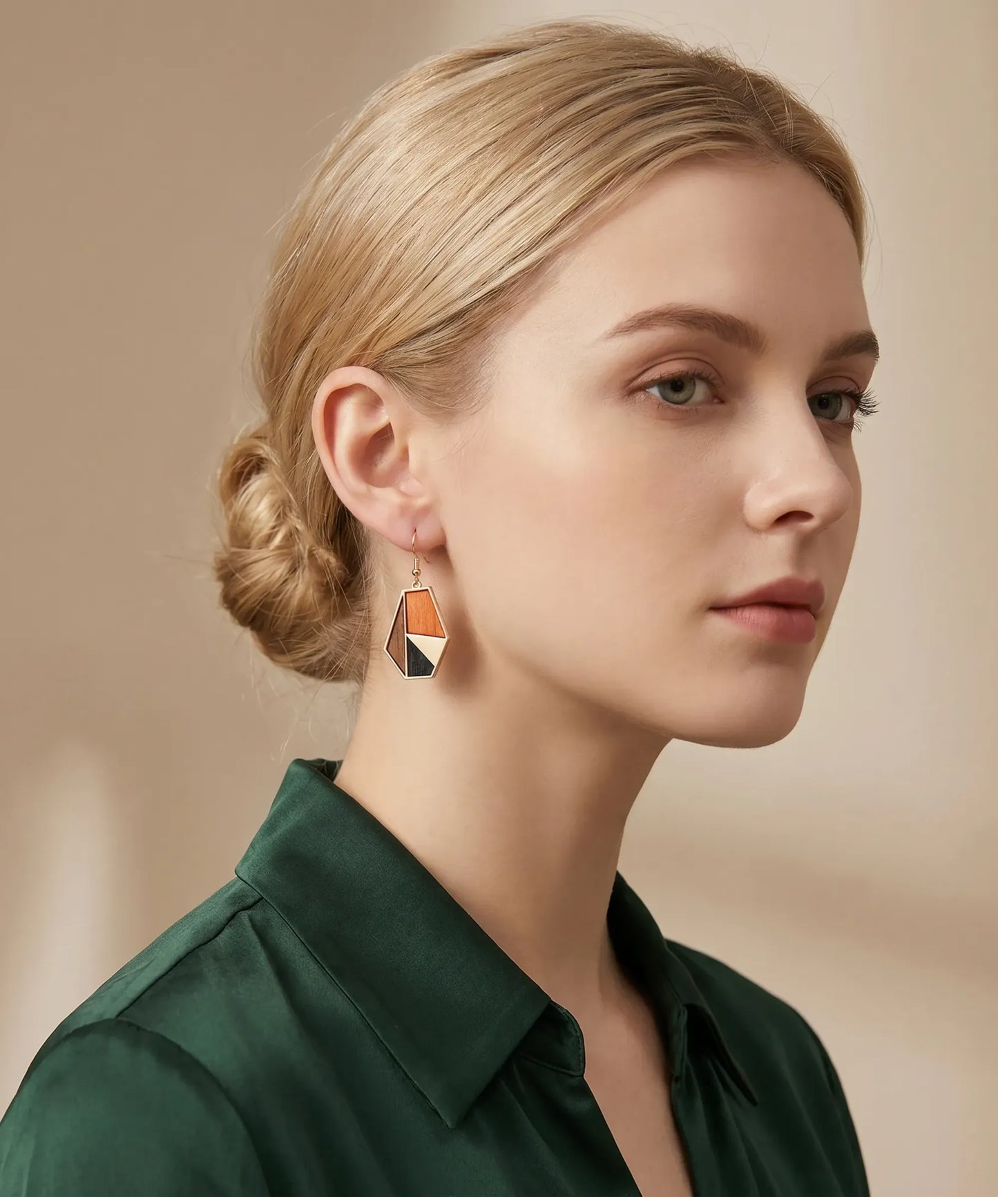 Boucles d'oreilles en bois Sylva Géométrique feuille portées par une femme blonde, portrait style Pandora