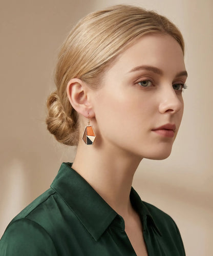 Boucles d'oreilles en bois Sylva Géométrique feuille portées par une femme blonde, portrait style Pandora