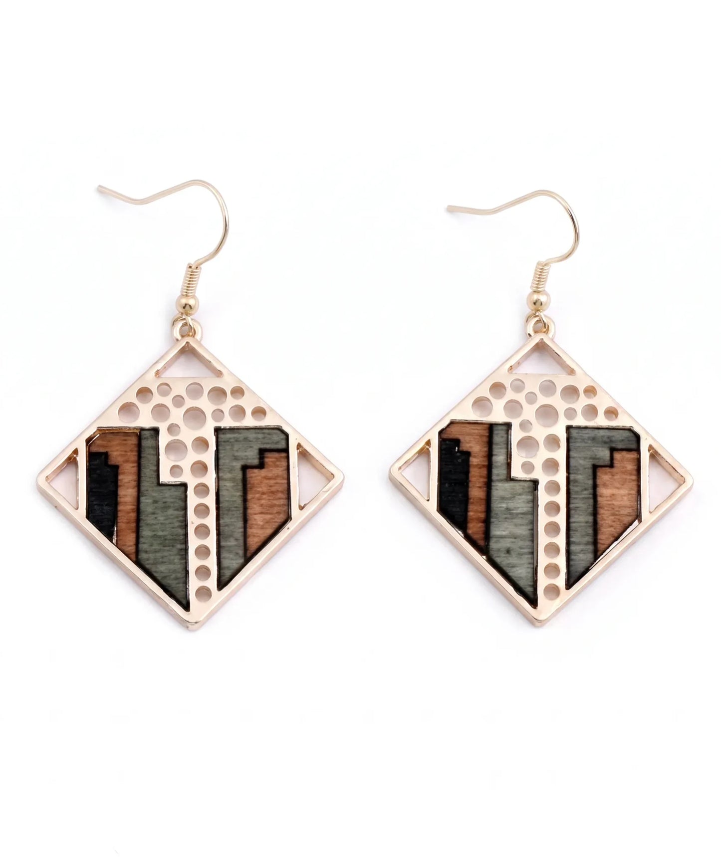 Boucles d'oreilles en bois Sylva Géométrique losange pendentif sur fond blanc, bijou artisanal e-commerce