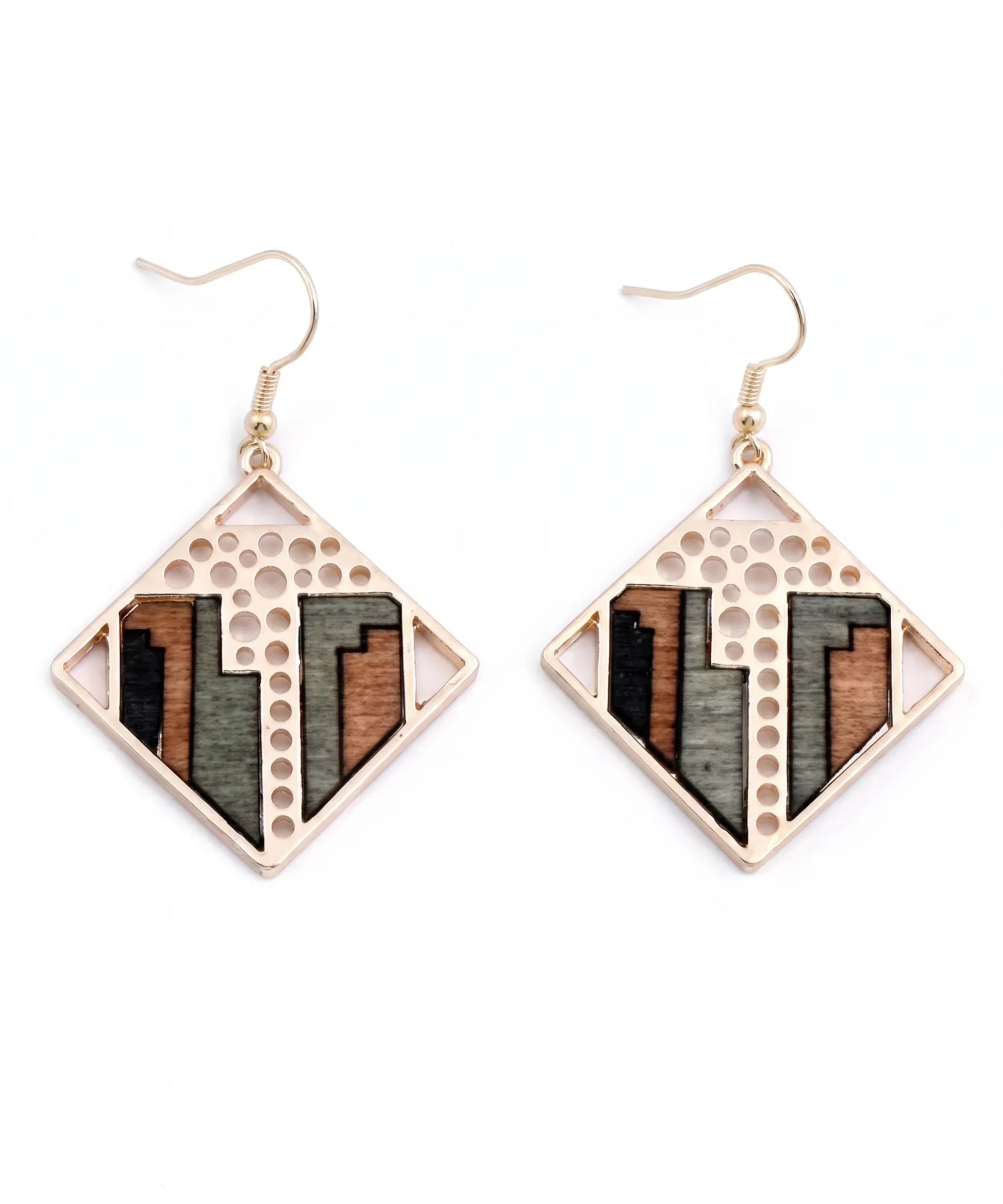 Boucles d'oreilles en bois Sylva Géométrique losange pendentif sur fond blanc, bijou artisanal e-commerce