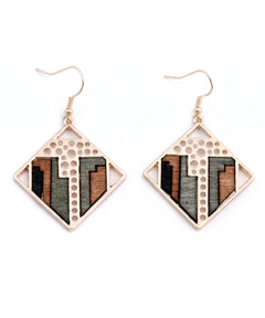 Boucles d'oreilles en bois Sylva Géométrique losange pendentif sur fond blanc, bijou artisanal e-commerce