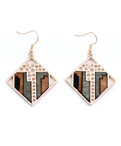 Boucles d'oreilles en bois Sylva Géométrique losange pendentif sur fond blanc, bijou artisanal e-commerce