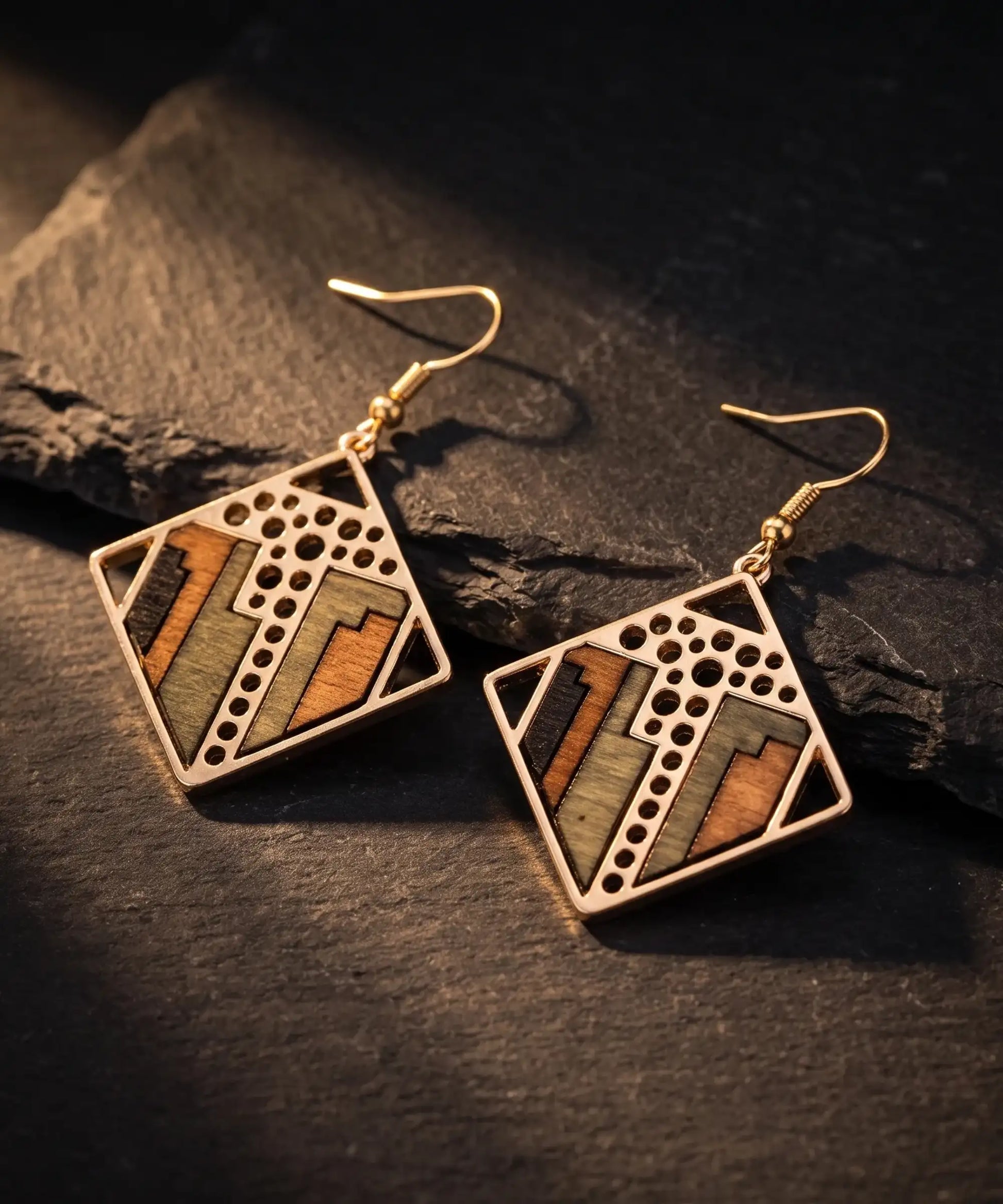 Boucles d'oreilles en bois Sylva Géométrique losange pendentif sur ardoise sombre, vue artistique élégante