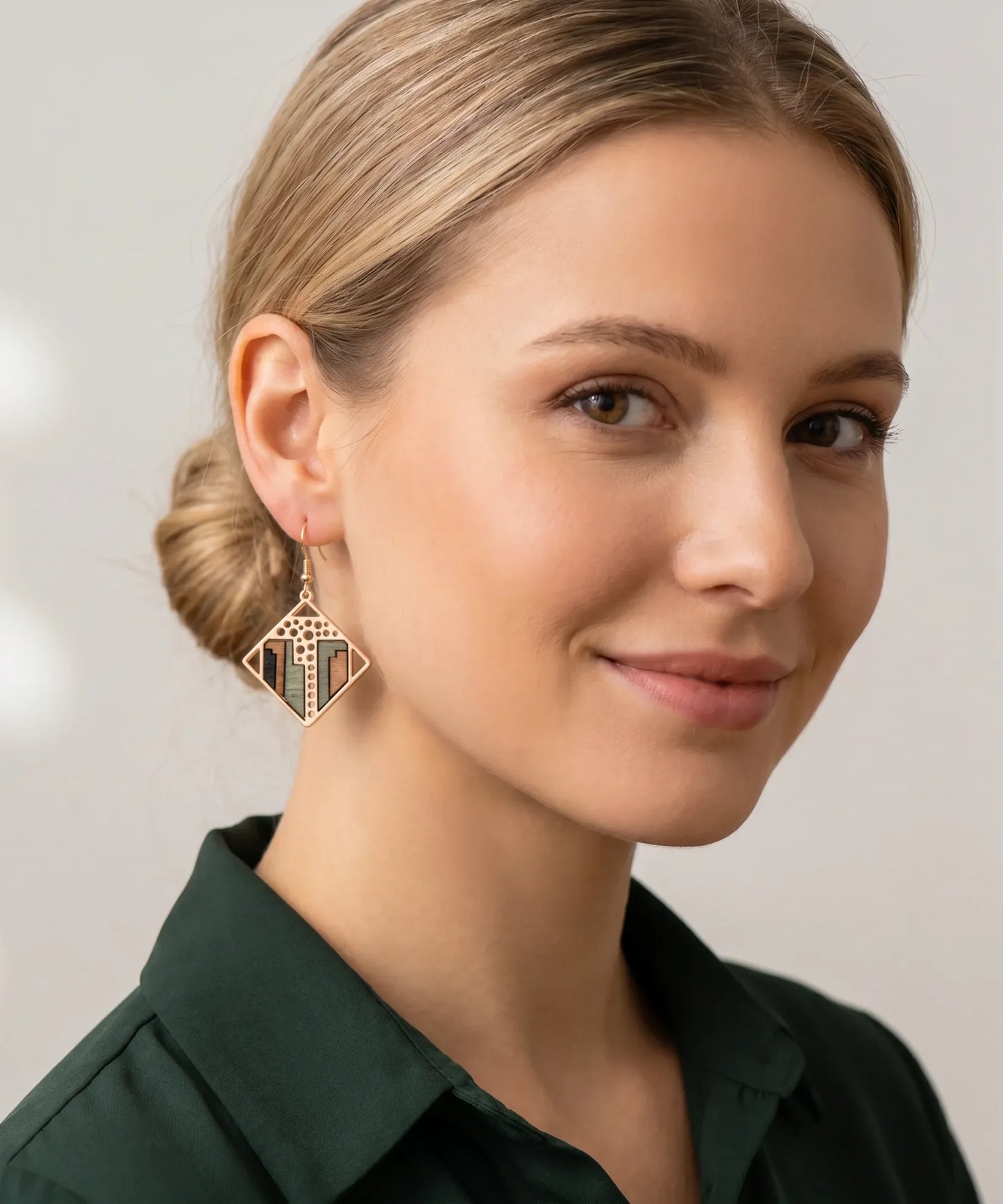 Boucles d'oreilles en bois Sylva Géométrique losange pendentif portées par une femme blonde, portrait style Pandora