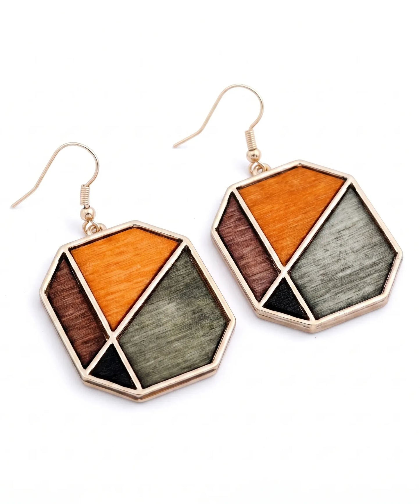 Boucles d'oreilles en bois Sylva Géométrique pentagone sur fond blanc, bijou artisanal e-commerce