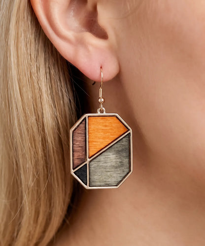 Boucles d'oreilles en bois Sylva Géométrique pentagone portées, gros plan oreille, bijou élégant