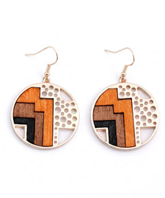 Boucles d'oreilles en bois Sylva Géométrique petit pendentif sur fond blanc, bijou artisanal e-commerce