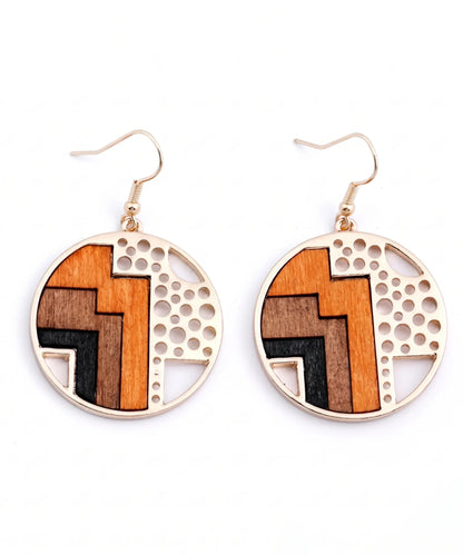 Boucles d'oreilles en bois Sylva Géométrique petit pendentif sur fond blanc, bijou artisanal e-commerce