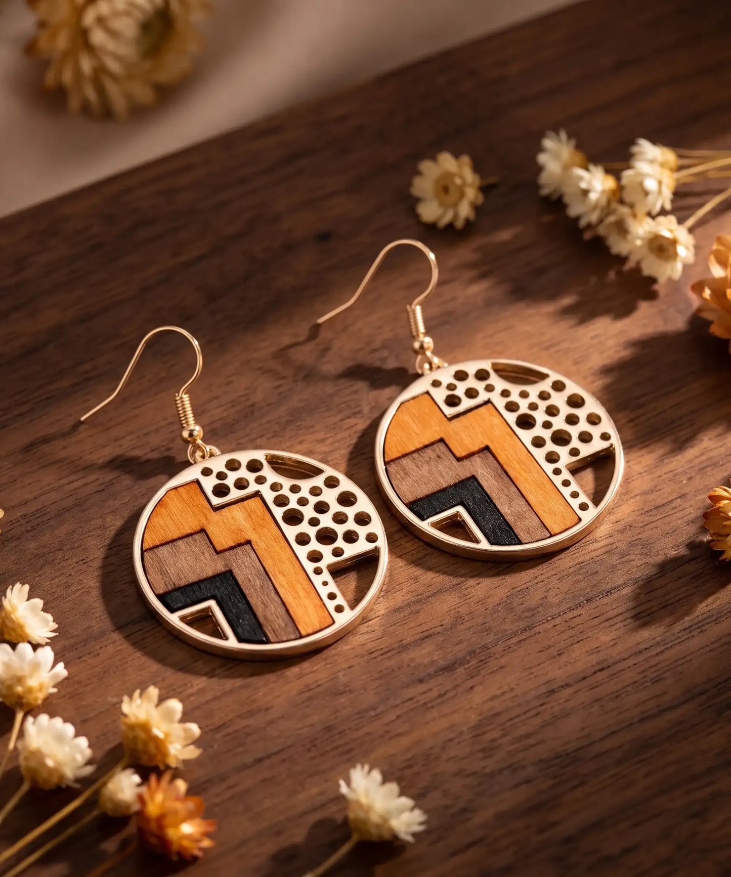 Boucles d'oreilles en bois Sylva Géométrique petit pendentif sur bois noyer et fleurs séchées, style bohème élégant
