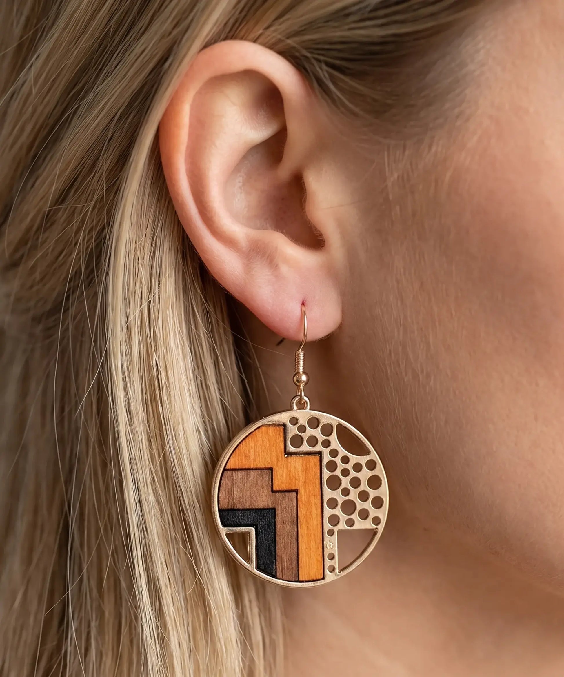 Boucles d'oreilles en bois Sylva Géométrique petit pendentif portées, gros plan oreille, bijou élégant
