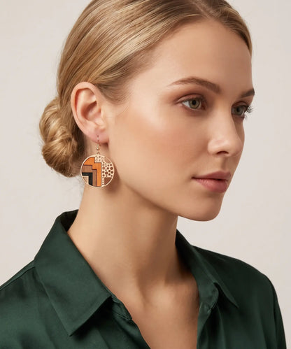 Boucles d'oreilles en bois Sylva Géométrique petit pendentif portées par une femme blonde, portrait style Pandora