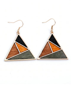 Boucles d'oreilles en bois Sylva Géométrique triangle sur fond blanc, bijou artisanal e-commerce