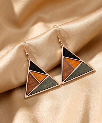Boucles d'oreilles en bois Sylva Géométrique triangle sur soie champagne dorée, vue artistique élégante
