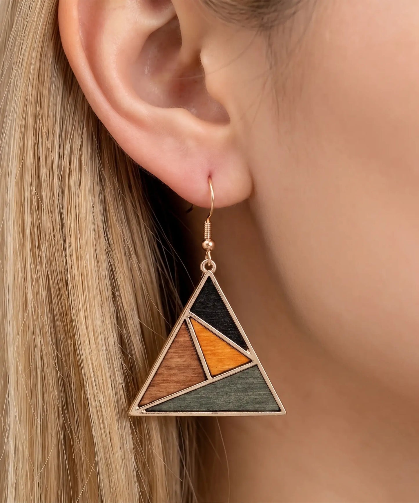 Boucles d'oreilles en bois Sylva Géométrique triangle portées, gros plan oreille, bijou élégant